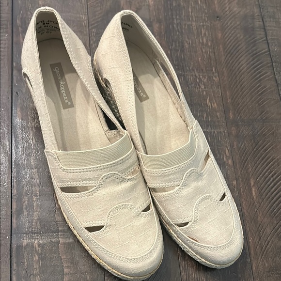 Grasshoppers Cream Flats with Decorative Cutouts - Picture 1 of 10